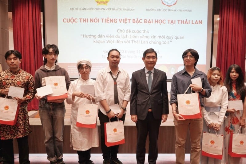 The Vietnamese Ambassador to Thailand presented awards to the winners of the contest.