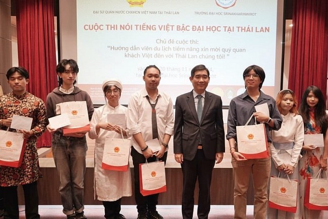 Thai Students Compete in Vietnamese Speaking Contest