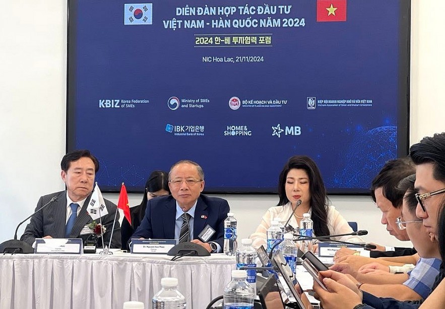 Leaders of the two business associations answer questions at the press conference. (Photo: Binh Minh)