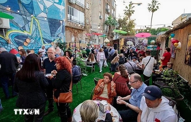 Foreign participants at the cultural event.