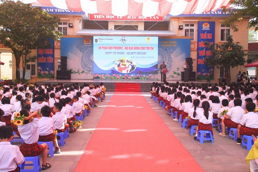 Swedish Embassy Donates Helmets to Vietnamese Students