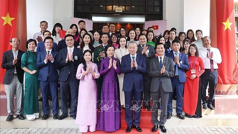 General Secretary To Lam and his spouse with staff of the Embassy and the Vietnamese community in Malaysia. (Photo: VNA)