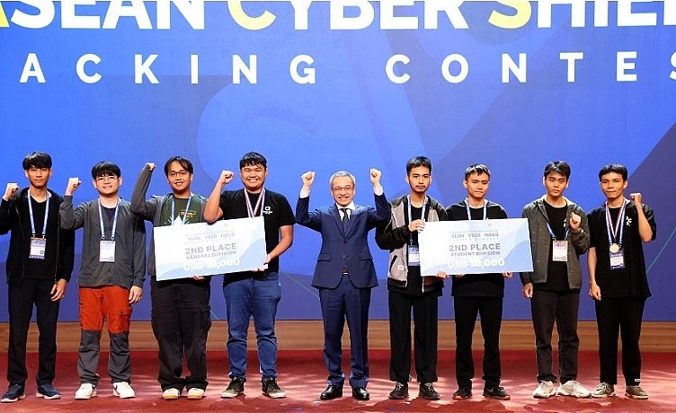 Deputy Minister Phan Tam presents awards at the competition. Photo: Pham Cong