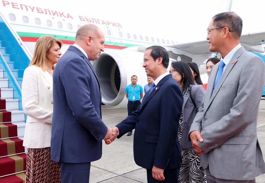 Nguyen Kim Son, Vietnam’s Minister of Education and Training, welcomes Bulgarian President Rumen Radev and First Lady Desislava Radeva at Noi Bai International Airport. (Photo: VNA)