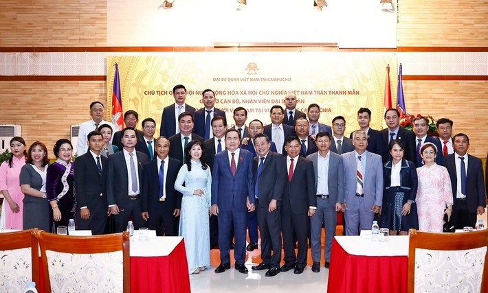 Chairman of the Vietnamese National Assembly Trần Thanh Mẫn speaks at the meeting with the staff of the Vietnamese Embassy, and representatives of the Vietnamese community in Cambodia. VNA/VNS Photo