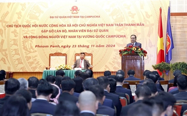 NA Chairman Meets with Vietnamese Community in Cambodia