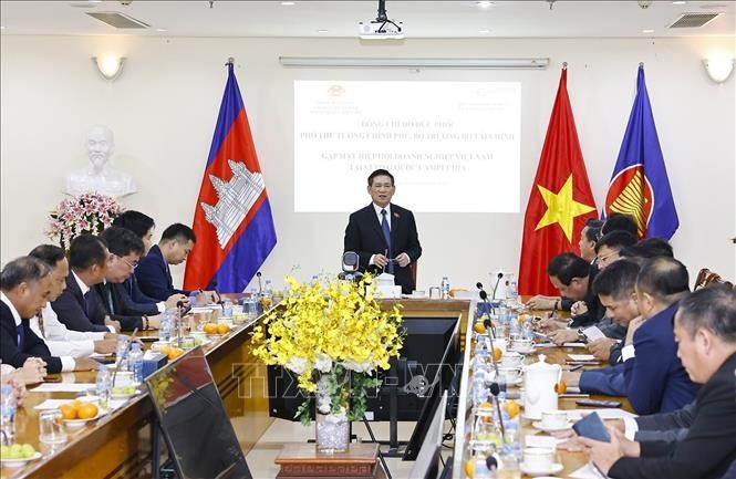 Deputy Prime Minister and Minister of Finance Ho Duc Phoc met with the Vietnam-Cambodia Business Association (VCBA)