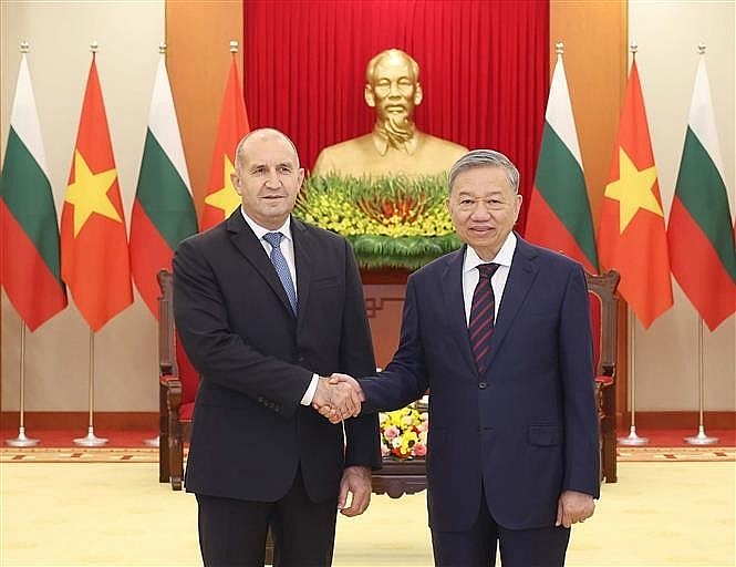 Party General Secretary To Lam receives visiting Bulgarian President Rumen Radev in Hanoi on November 25 afternoon. (Photo: VNA)