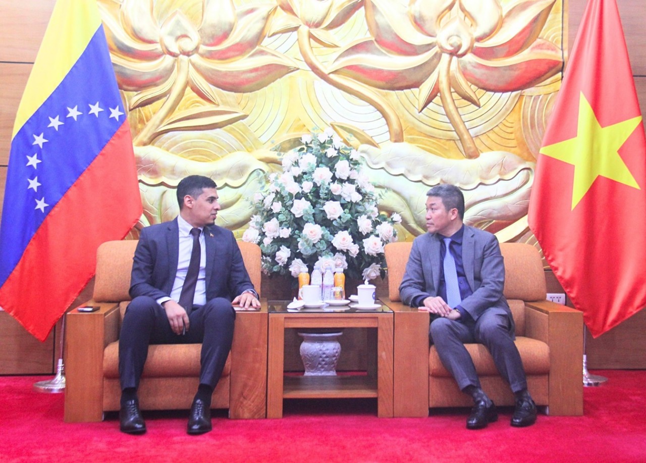 VUFO, Venezuelan Embassy to Vietnam Cooperate to Strengthen Bilateral Relations