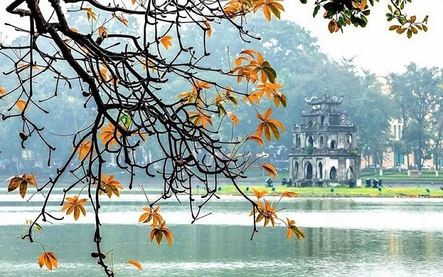 Hoan Kiem Lake is one of the famous tourist attractions in Hanoi.