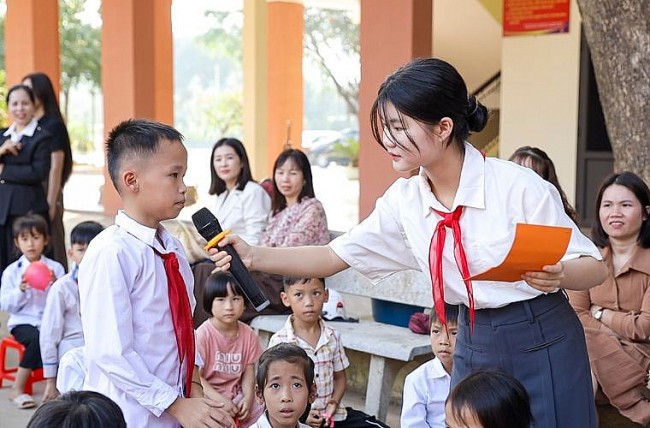 Lao Cai Students Compete to "Ring the Golden Bell" for Safer Schools