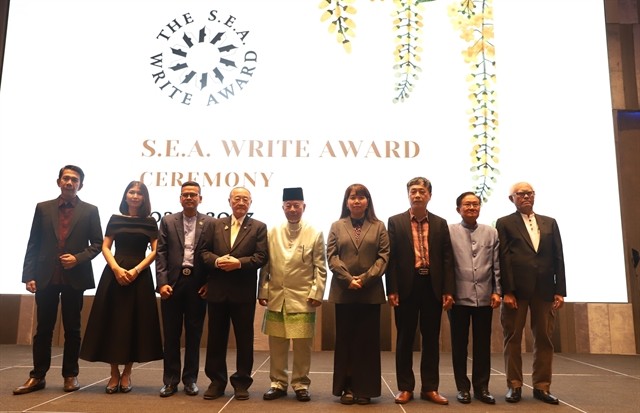 Writer Nguyễn Bình Phương (3rd right) poses for a photo with other award-winning authors at the SEA Write Award ceremony in Bangkok on November 25. VNA/VNS Photo