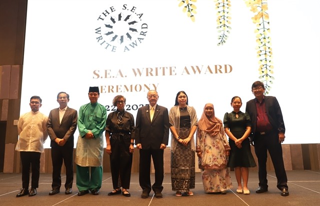 Writer Nguyễn Một (1st right) poses for a photo with other award-winning authors at the SEA Write Award ceremony in Bangkok on November 25. VNA/VNS Photo