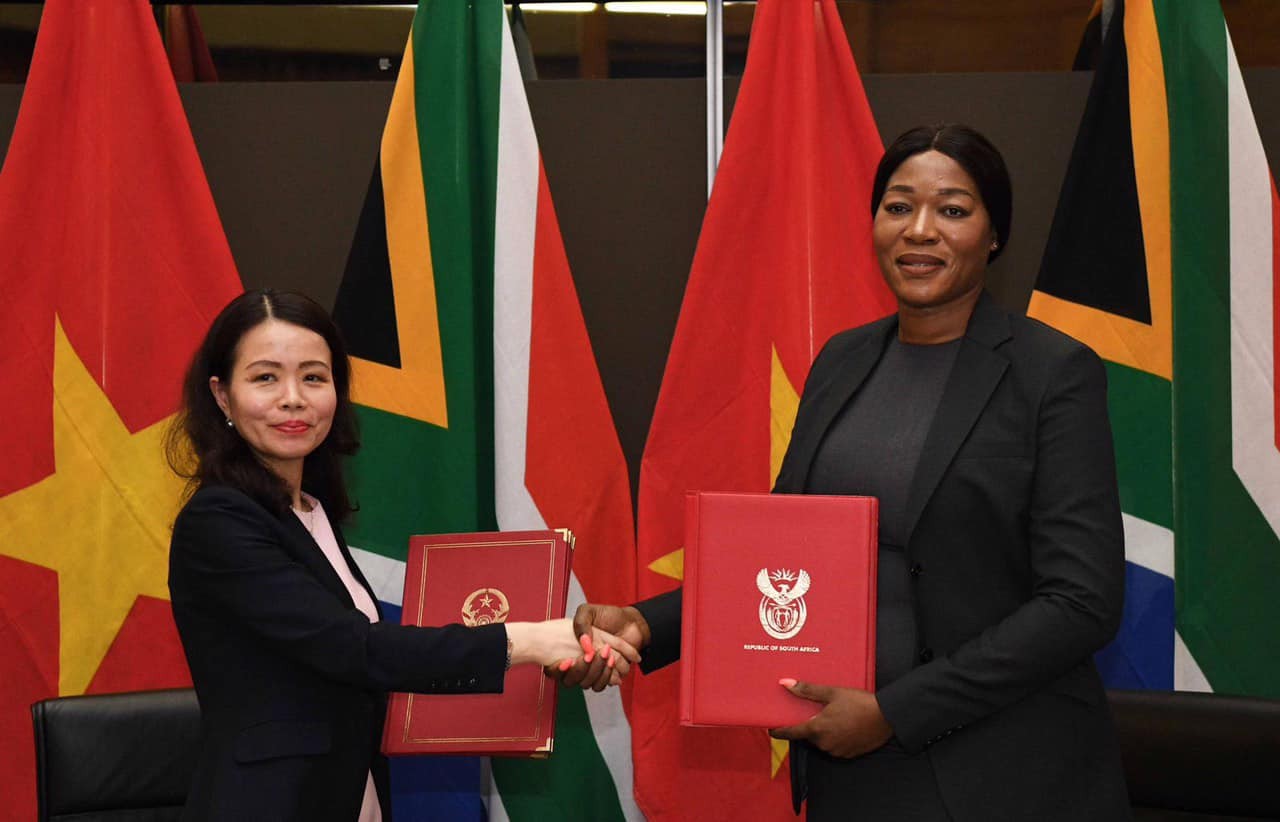 Vietnam, South Africa Pave Ways to Further Traditional Friendship