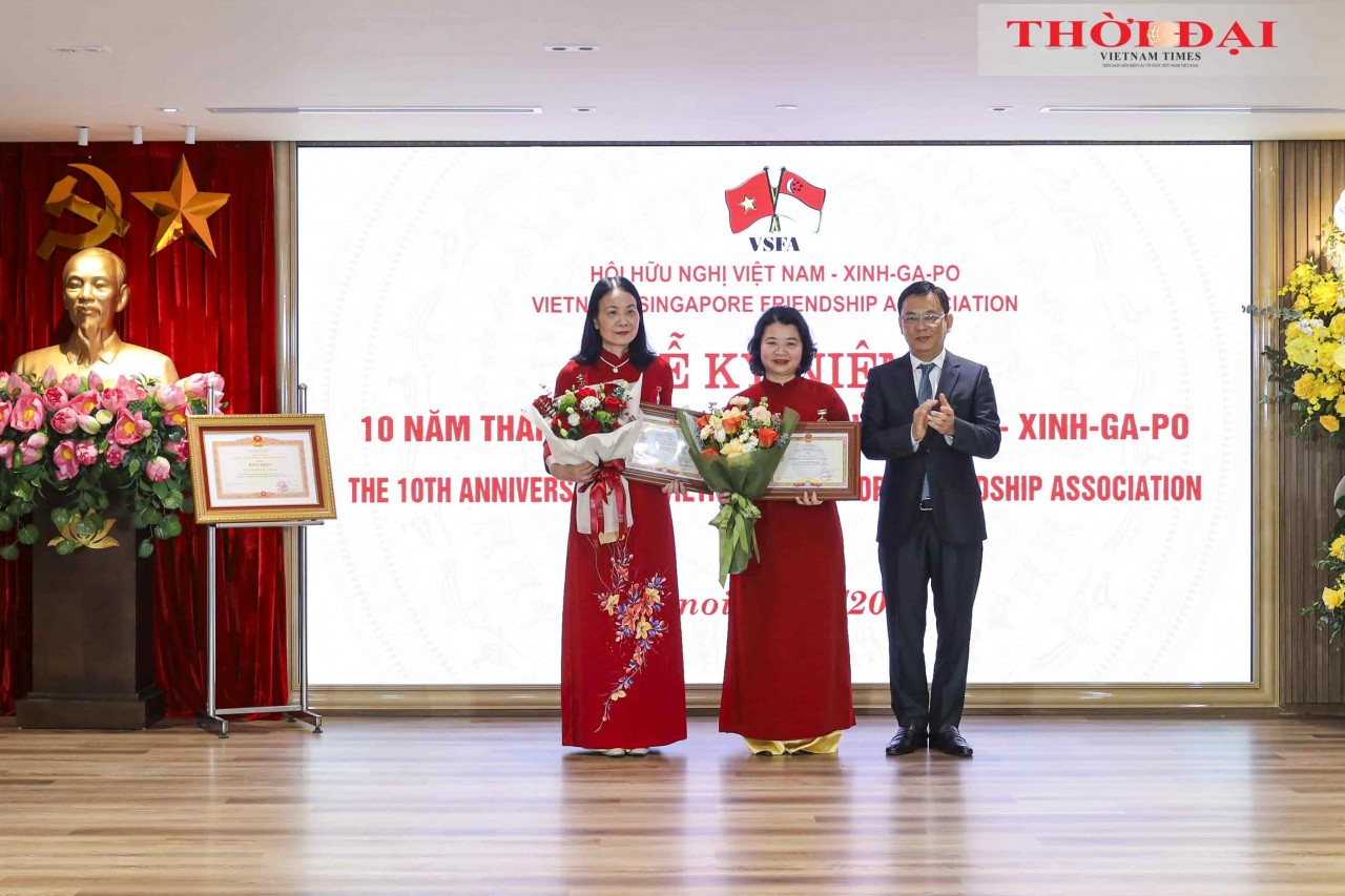 Vice President of the Vietnam Union of Friendship Organizations Dong Huy Cuong presented the medal “For Peace and Friendship among Nations” to Ms. Duong Thu Phuong, Member of the VSFA Standing Committee and Ms. Hoang Kim Huyen, Member of the VSFA Executive Committee. (Photo: Dinh Hoa)