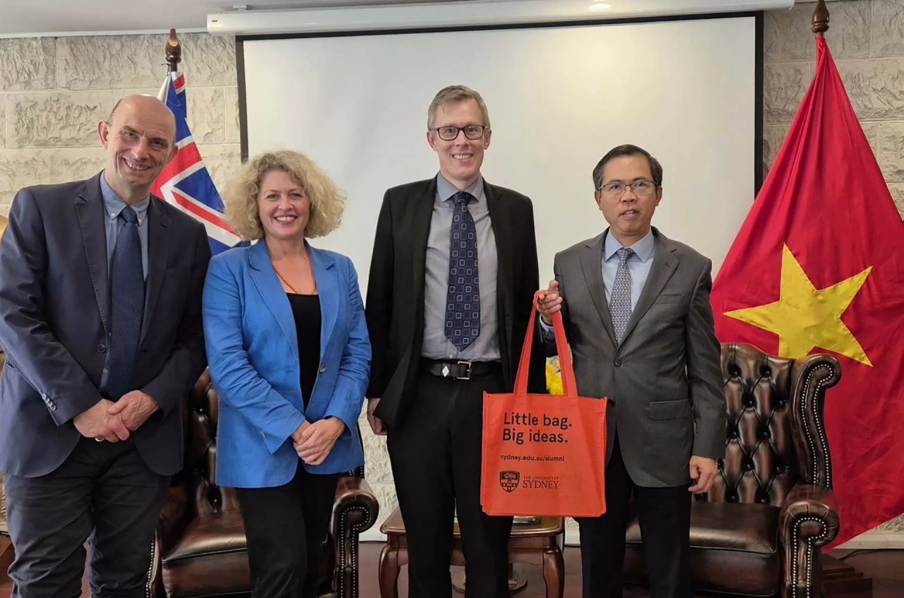 Ambassador Pham Hung Tam received the leadership of the Southeast Asia Center at the University of Sydney.