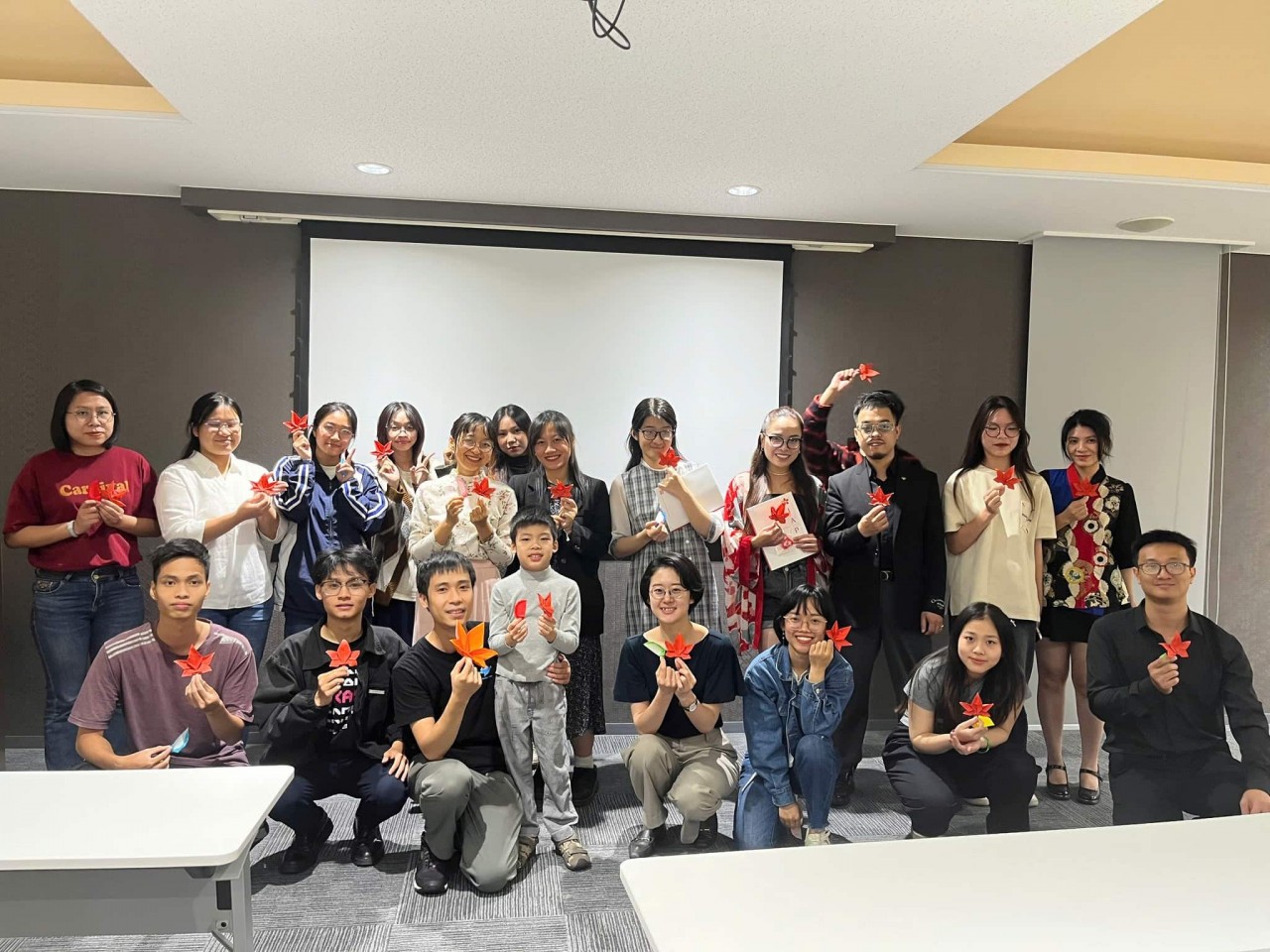 Vietnamese Youth Join Autumn-Themed Origami Workshop