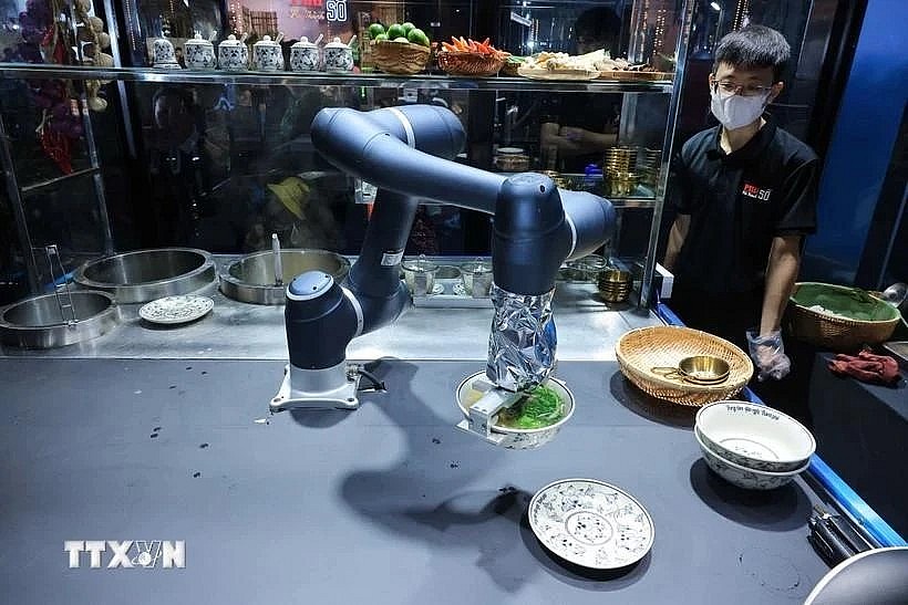 Pho (rice noodle soup) is prepared by smart robots (Photo: VNA)