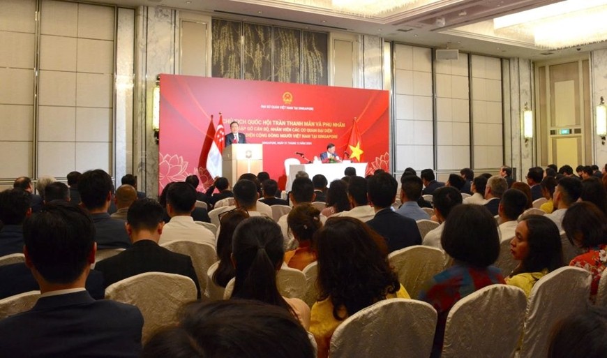 NA Chairman Tran Thanh Man Meets with Vietnamese Community in Singapore