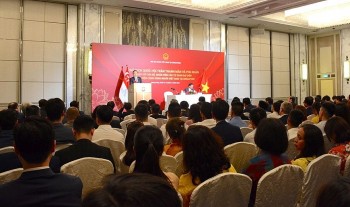 NA Chairman Tran Thanh Man Meets with Vietnamese Community in Singapore