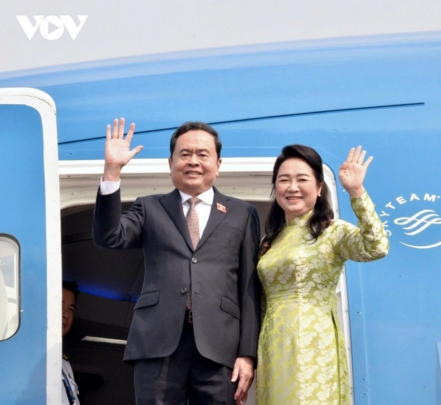 National Assembly Chairman Tran Thanh Man and his spouse leave Noi bai International Airport in Hanoi, beginning an official visit to Singapore at the invitation of Singapore Parliament Speaker Seah Kian Peng and his spouse.