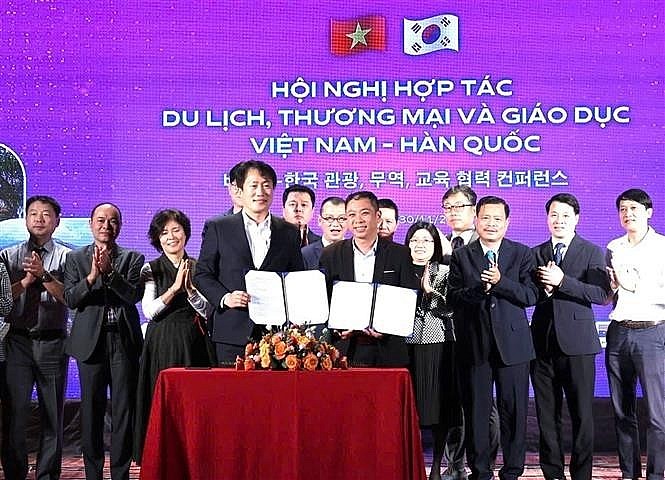 The Asia Tourism Development Institute (ATI) signs cooperation documents with Korean agencies. (Photo: VNA)