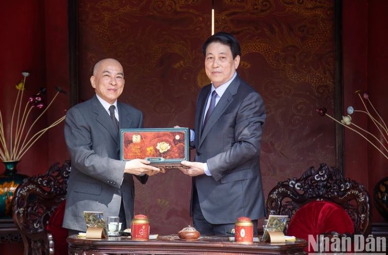 President Luong Cuong presents gifts to Cambodian King Norodom Sihamoni.