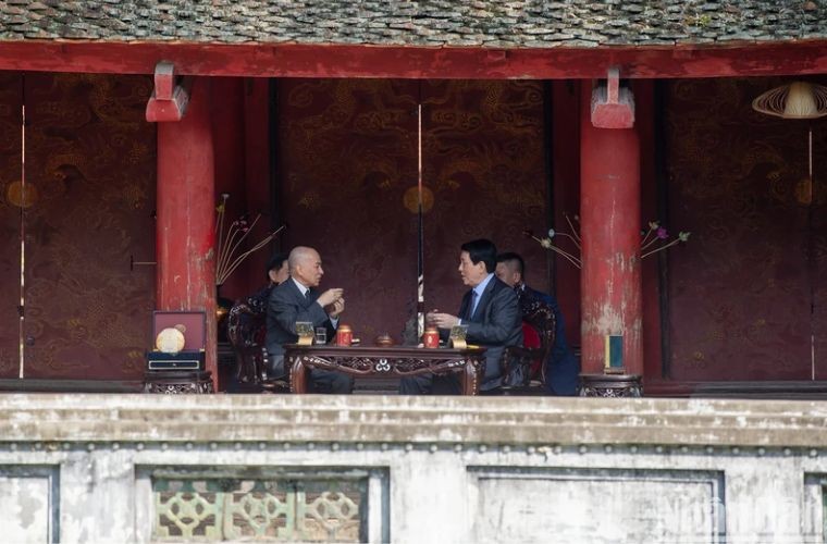 President Luong Cuong and Cambodian King Norodom Sihamoni enjoy tea in the space of the special national relic Van Mieu-Quoc Tu Giam.