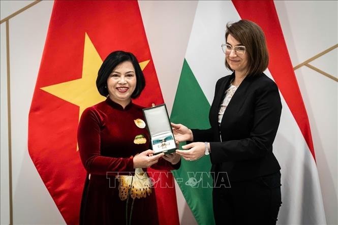 Ambassador Nguyen Thi Bich Thao Honored with Hungarian Award