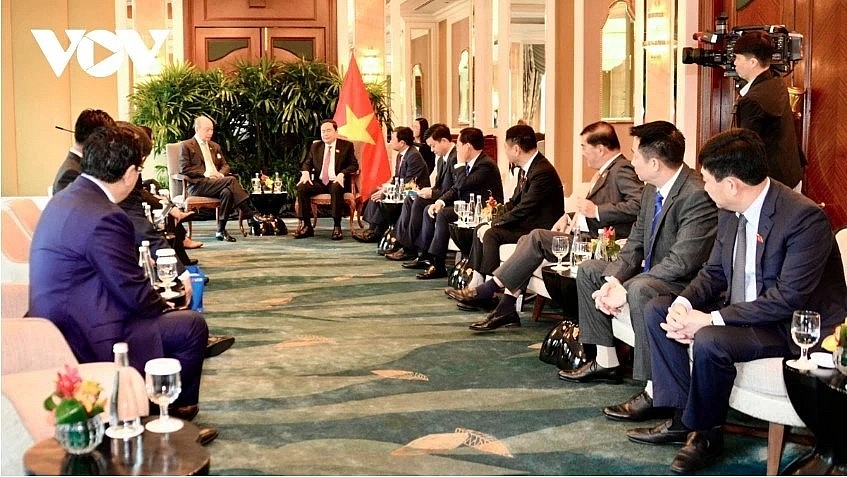 At the meeting between Chairman of the Vietnamese National Assembly Tran Thanh Man (R) and Wee Ee Cheong, Deputy Chairman and Chief Executive Officer of United Overseas Bank (UOB).