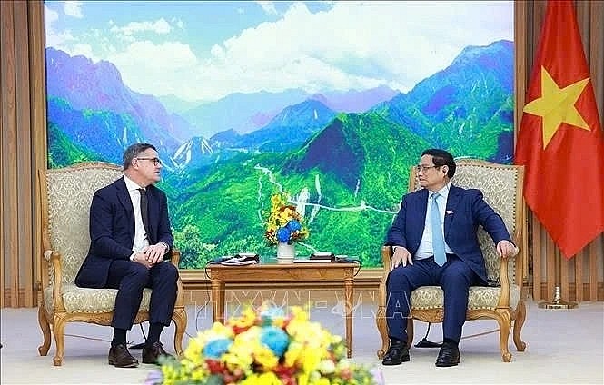 Vietnamese Prime Minister Pham Minh Chinh (R) receives Hesse Minister-President Boris Rhein in Hanoi on November 28, 2028. (Photo: VNA)