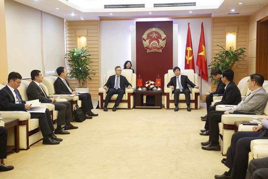 Deputy Minister Bui Hoang Phuong welcomes China’s National Data Administration delegation. Photo by Thao Anh.