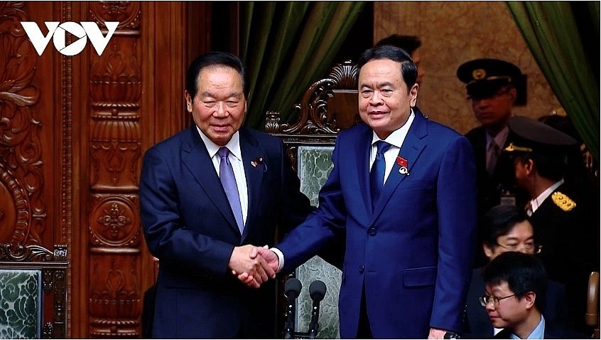 National Assembly Chairman Tran Thanh Man (R) and Speaker of the House of Representatives of Japan Nukaga Fukushiro.