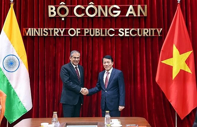 Minister of Public Security General Luong Tam Quang (right) meets with visiting Indian Deputy National Security Advisor Pavan Kapoor in Hanoi. (Photo: VNA)