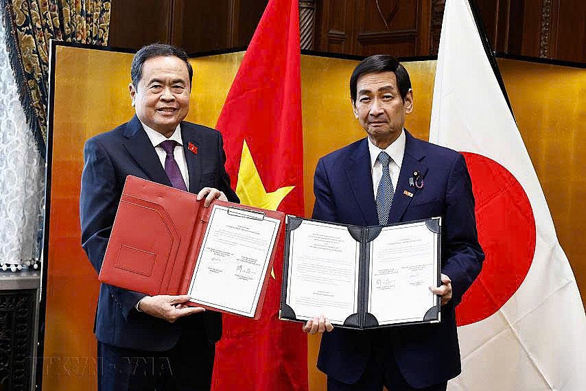 Vietnamese and Japanese legislative leaders exchange cooperation agreements. Photo: VNA.