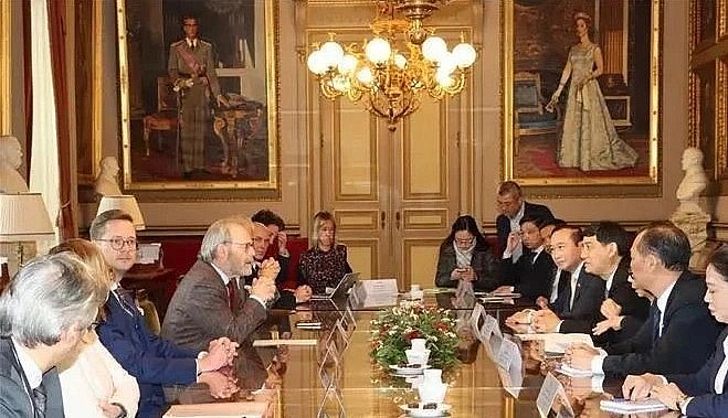 At the meeting between Chairman of the NA Committee for Culture and Education Nguyen Dac Vinh and President of the Belgian House of Representatives Peter De Roover..