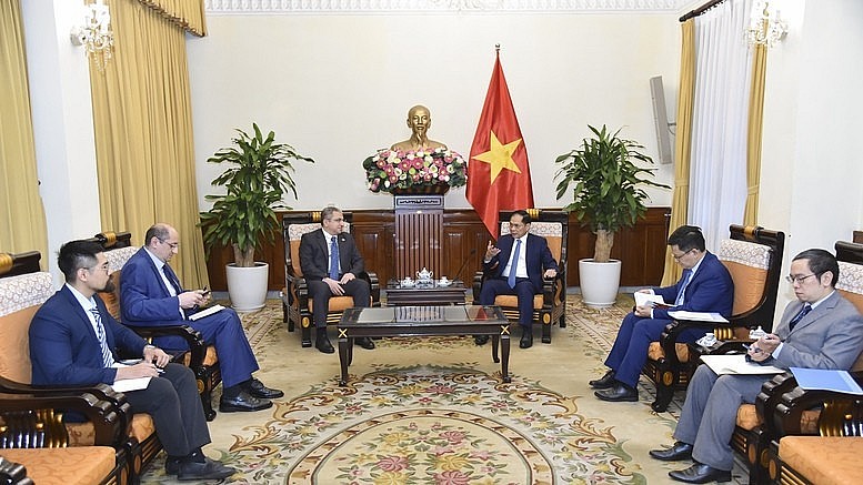 Deputy Prime Minister and Minister of Foreign Affairs Bui Thanh Son (R) on December 6 receives Azerbaijani Ambassador to Vietnam Shovgi Kamal Oglu Mehdizade. (Photo: baochinhphu.vn)