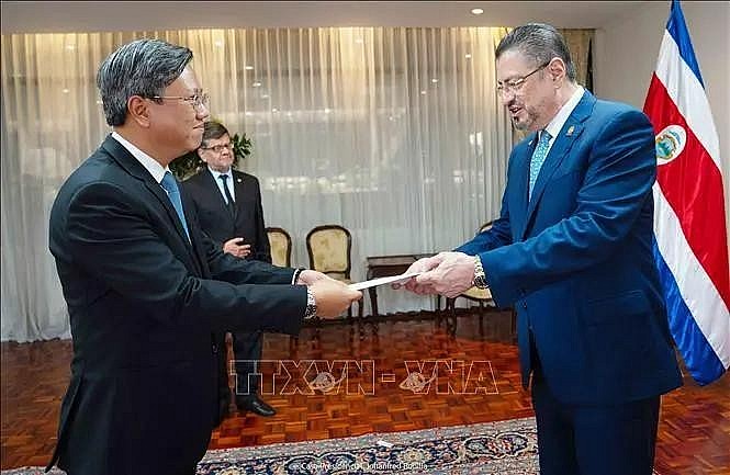 Vietnamese Ambassador to Cuba and Costa Rica Le Quang Long (L) presents his credentials to Costa Rican President Rodrigo Chaves Robles. (Photo: VNA)