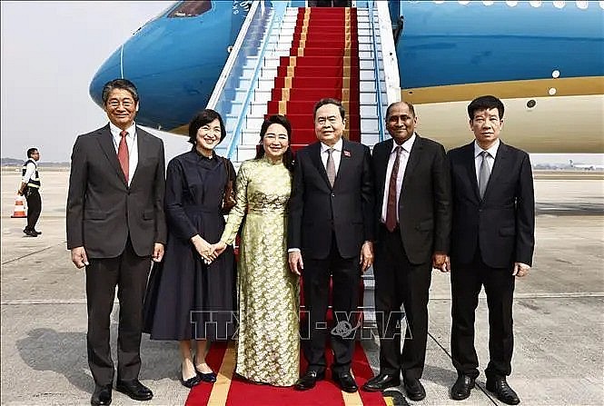 Singaporean Ambassador Jaya Ratnam and Japanese Ambassador Ito Naoki bid farewell to NA Chairman Tran Thanh Man and his spouse at Noi Bai International Airport (Photo: VNA)