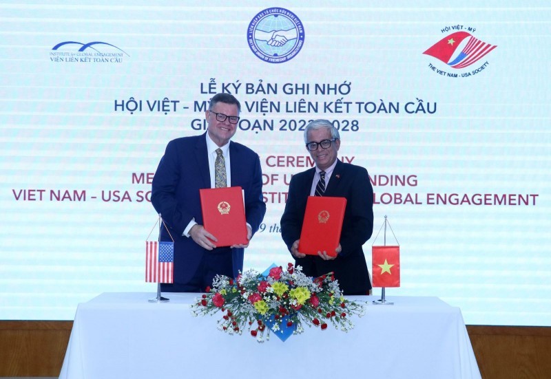 Pastor Bob Roberts (left), President of IGE, and Ambassador Pham Quang Vinh, President of the Vietnam-USA Society, at the signing of the 2023-2028 MoU on November 9, 2023. (Photo: VUFO)