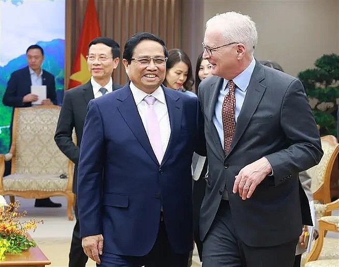 PM Pham Minh Chinh (L) and SIA Chairman John Neuffer (Photo: VNA)