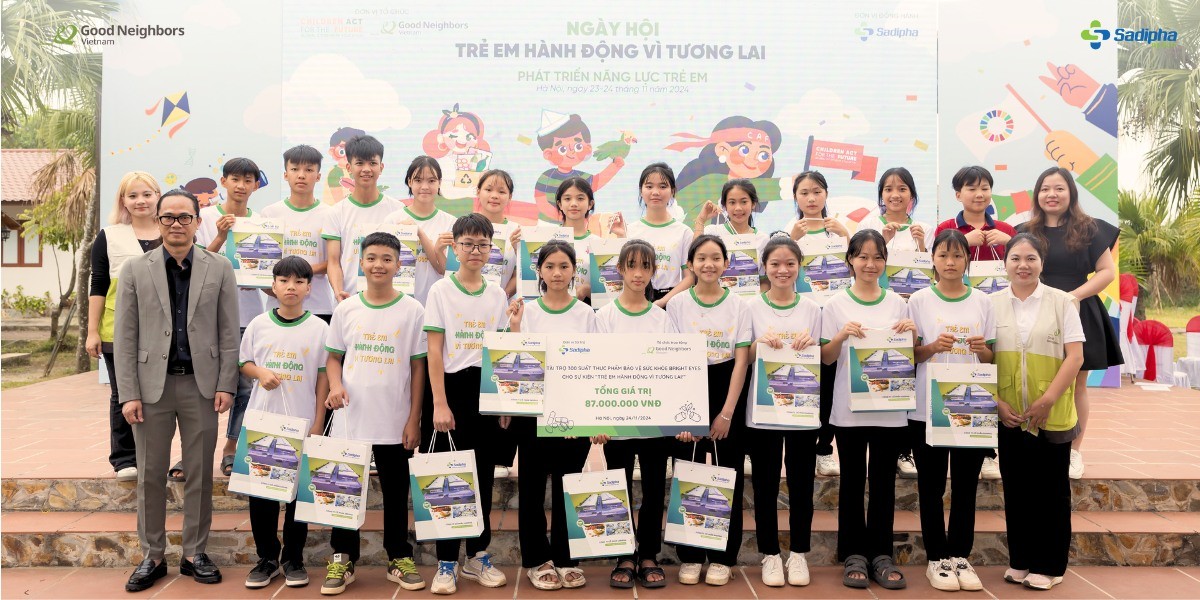 300 Gift Packages to Protect Eye Health for Students in Hoa Binh