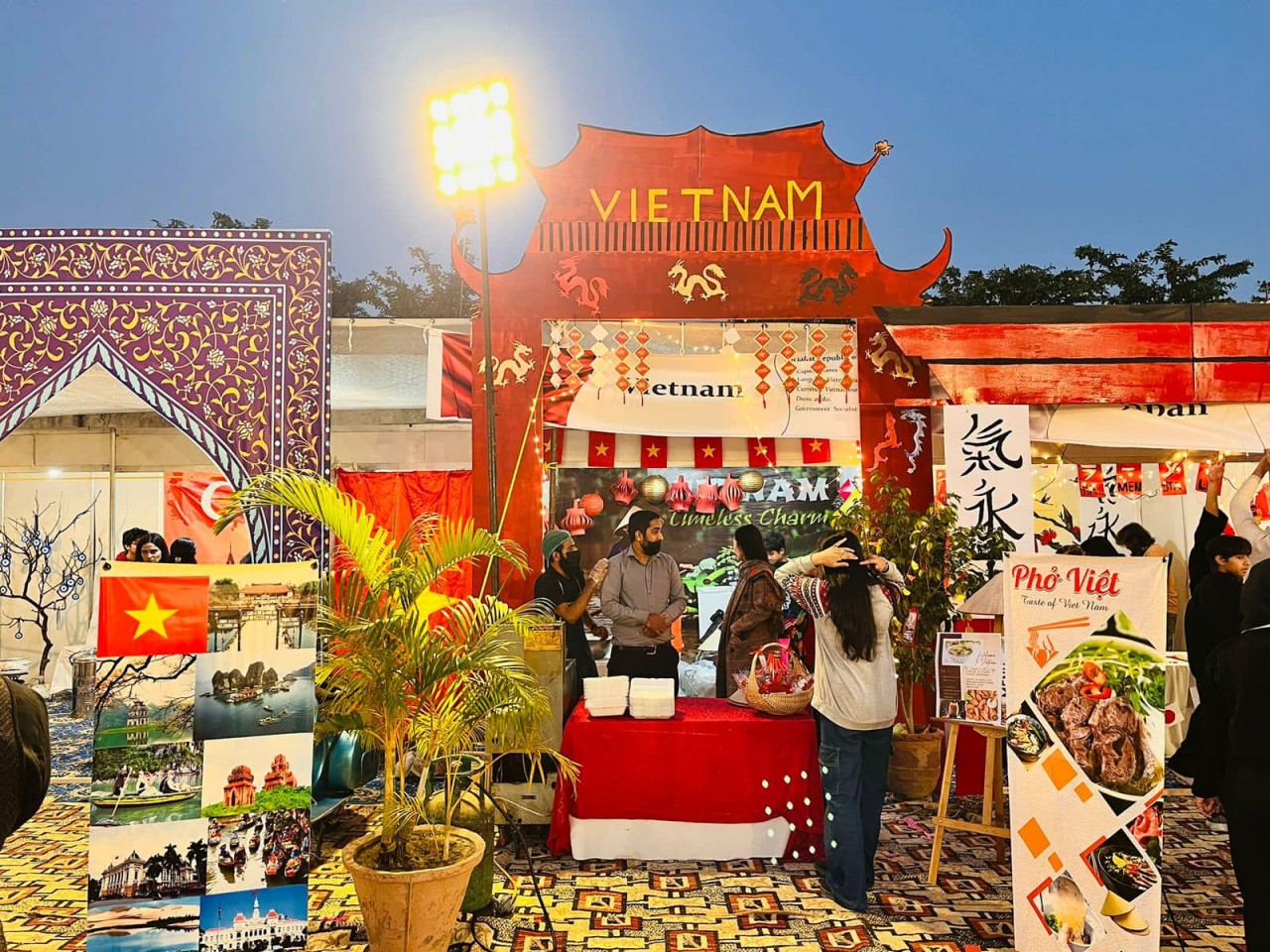 Vietnamese Cuisine Shines at Charity Bazaar in Pakistan