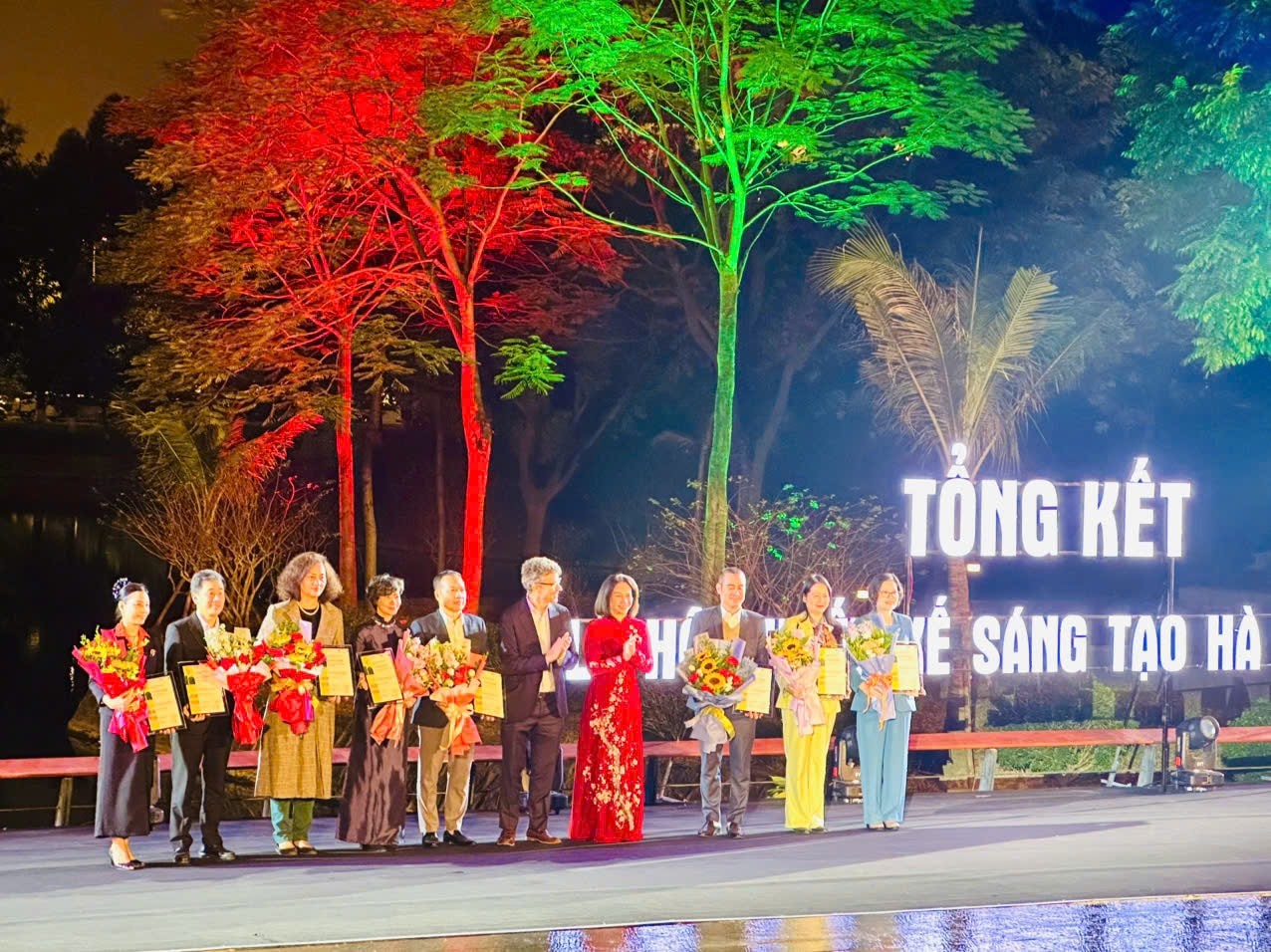 On the evening of December 10, the Hanoi Department of Culture and Sports hosted the 2024 Hanoi Creative Design Festival's closing ceremony and inaugurated the Creative Activities Coordination Center at the Hanoi Museum.