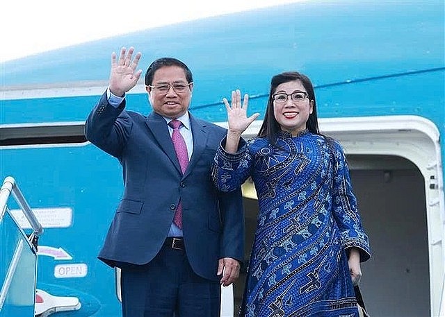 Prime Minister Pham Minh Chinh (L) and his spouse leave Ha Noi on October 27 for visits to three Middle East countries.