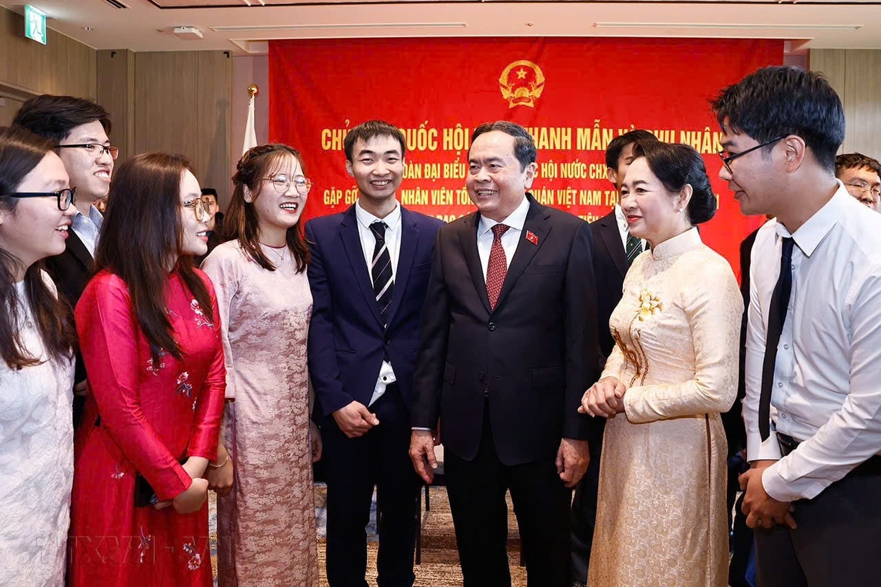 NA Chairman Tran Thanh Man meets Vietnamese community representatives in Japan. (Photo: VNA)