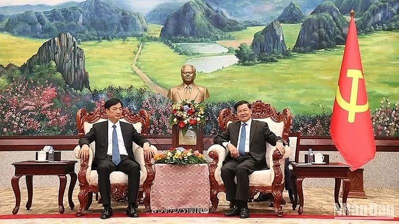 General Secretary of the Lao People's Revolutionary Party Central Committee and President of Laos Thongloun Sisoulith (right) receives Nguyen Duy Ngoc, Secretary of the Communist Party of Vietnam Central Committee and Chief of its Office, in Vientiane on December 11. (Photo: VNA)