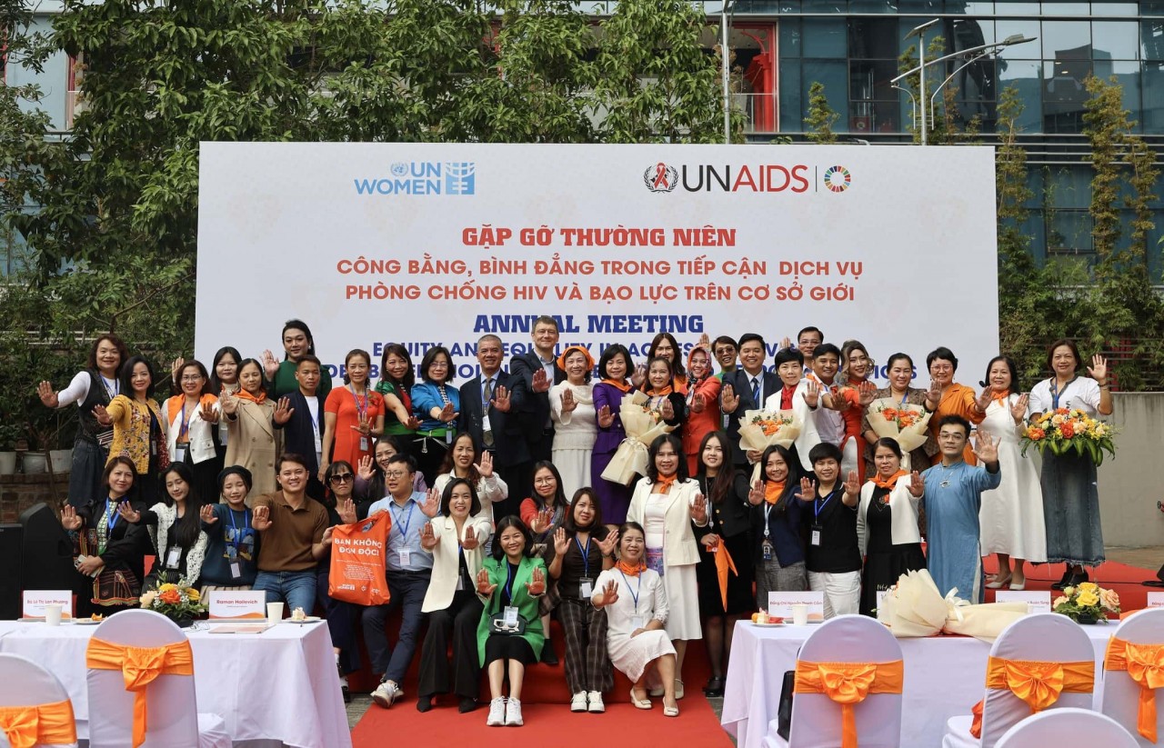 On the morning of December 10, the United Nations Entity for Gender Equality and the Empowerment of Women (UN Women Vietnam) and the Joint United Nations Programme on HIV/AIDS (UNAIDS) held their annual meeting titled “Equity and Equality in Access to HIV Prevention and Gender-Based Violence Services” at the UN House in Hanoi. This event highlighted the United Nations’ commitment to eliminating stigma, discrimination, and violence based on gender and HIV status.