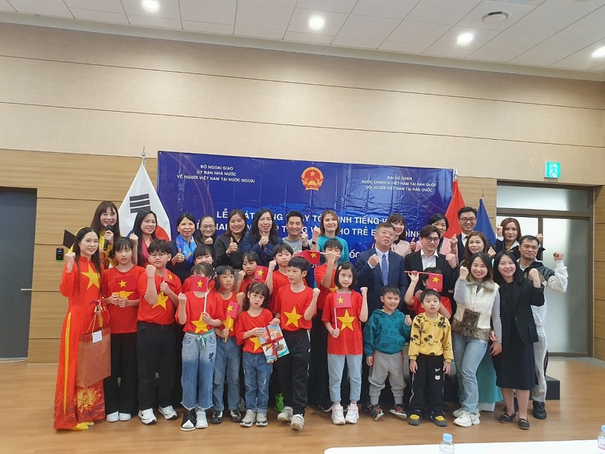 Vietnamese in RoK Seek More Platforms to Contribute to Homeland