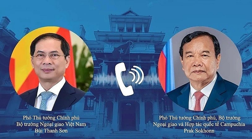 Vietnamese Minister of Foreign Affairs Bui Thanh Son (L) holds phone talks with his Cambodian counterpart Prak Sokhonn. 